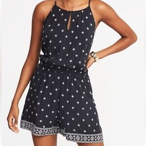 Old navy women’s waist defined sleeveless keyhole romper size small.